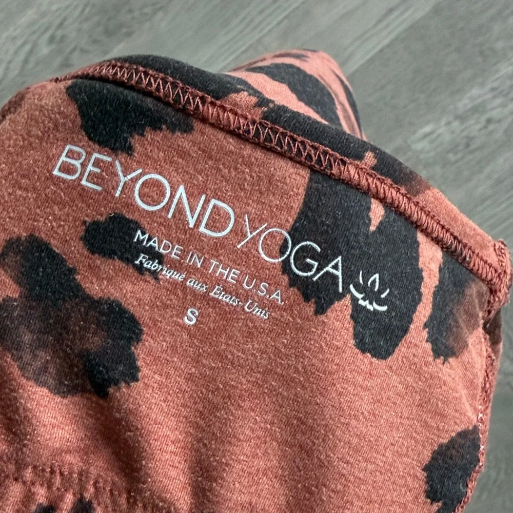 Beyond Yoga Brown and Black Leggings Set - Picture 6 of 6